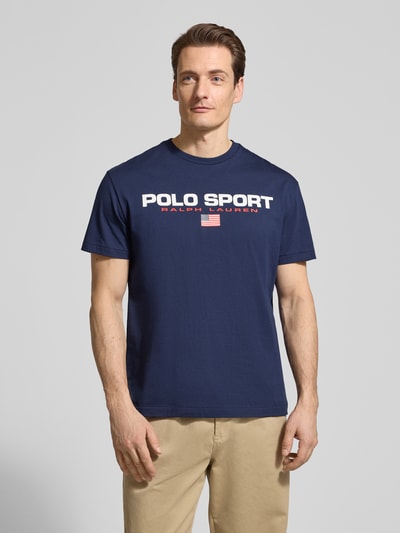 Mannelijk model draagt Relaxed Fit T-Shirt uit pure katoen van Polo Ralph Lauren, effen donkerblauw, label print, korte mouw, volledige vooraanzicht.