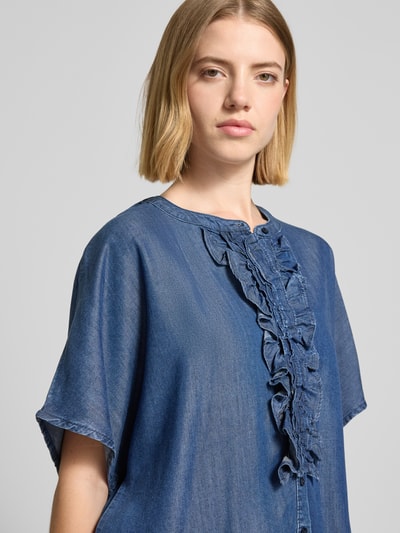 Frauenmodel trägt Relaxed Fit Bluse in Denim-Optik mit Rüschen von Milano Italy aus Lyocell, Rundhalsausschnitt, Knopfleiste, Nahaufnahme Oberkörper