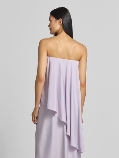 Frauenmodel trägt 2-in-1-Top in asymmetrischer Form Modell 'PELLA 2 IN 1' von YAS, fließender Stoff, pastelllila Farbe, Material-Mix, Ganzkörperansicht Rückansicht.