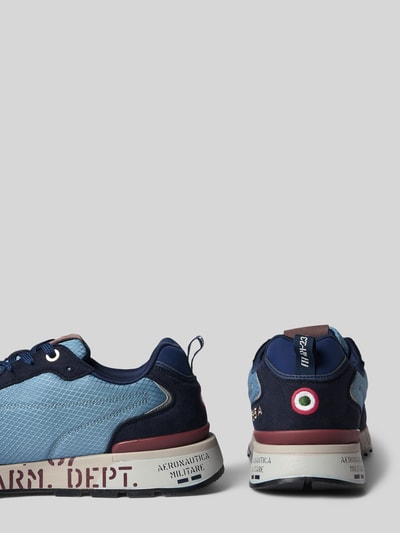 Produktfoto, Sneaker mit Logo-Detail Modell 'Napoli' von Aeronautica Militare, blau mit roten und weißen Elementen, Damensneaker mit leicht profilierter Sohle, abgerundete Passform, Schriftzug an der Sohle, matte und strukturierte Texturen, Absatzhöhe 3 cm, Schafthöhe 9 cm, Schaftweite 10 cm