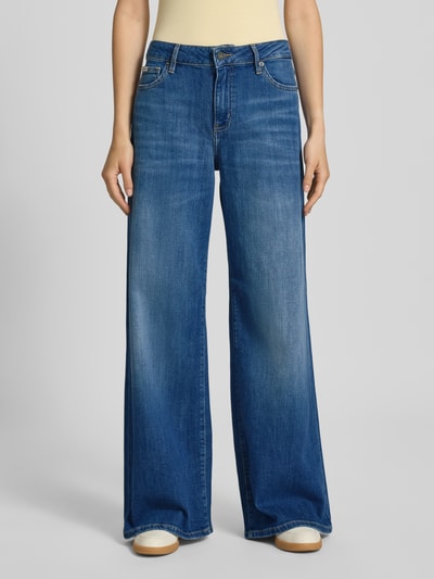 Guess Jeans Jeansy z niskim stanem o kroju extra wide fit z detalem z logo Jeansowy niebieski 4
