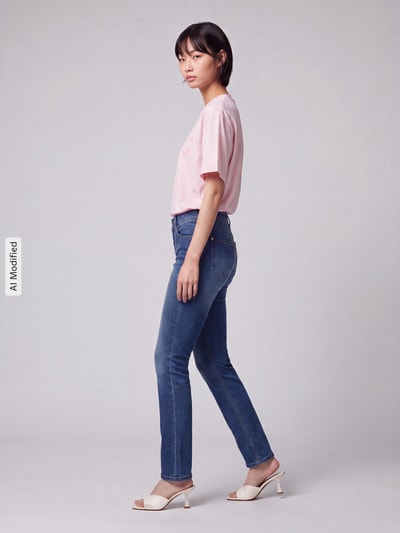 Frauenmodel trägt Straight Fit Jeans aus Baumwoll-Mix Modell 'LIV' von TONI, mittelblaue Farbe, glatte Textur, Seitenansicht, Damen Straight Fit Jeans von TONI, KI-modifiziertes Bild.