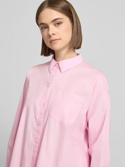 Frauenmodel trägt Hemdbluse mit Knopfleiste Modell 'JAMIE' von JJXX in Rosa, lockerer Schnitt, reine Baumwolle, Nahaufnahme Oberkörper.