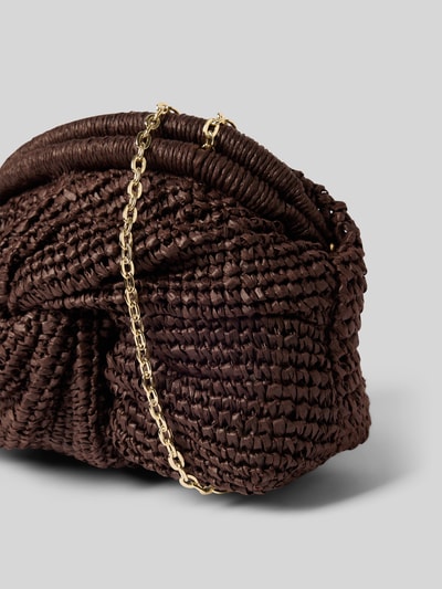 Produktfoto, Handbag in Flecht-Optik Modell 'Sita' von Mango mit Ketten-Optik, Hauptfach, Abnehmbarer Trageriemen, braune Farbe, strukturierte Textur, Breite 23 cm, Länge 15 cm, Tiefe 8 cm, Länge Schulterriemen 107 cm, Größe 1