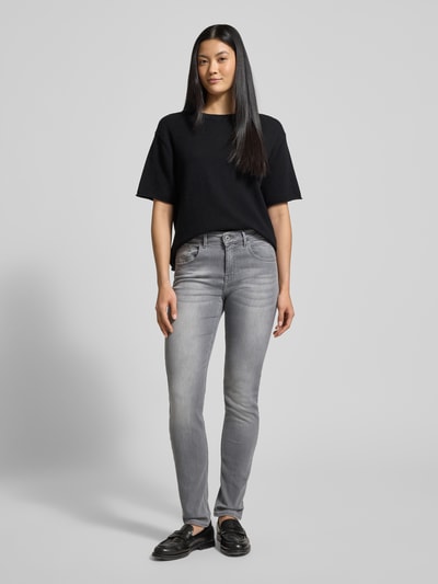 Frauenmodel trägt Skinny Fit Jeans mit Eingrifftaschen Modell 'SHAKIRA' von Brax im Used-Look, Baumwoll-Lyocell-Mix, Ganzkörperansicht von vorne.