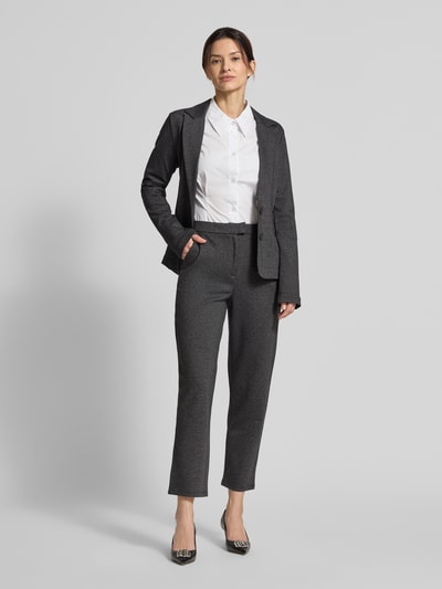 Frauenmodel trägt Slim Fit Blazer mit Reverskragen Modell 'CHARLIE' von GUIDO MARIA KRETSCHMER WOMAN, Viskose-Mix, Strukturmuster, Ganzkörperansicht von vorne.