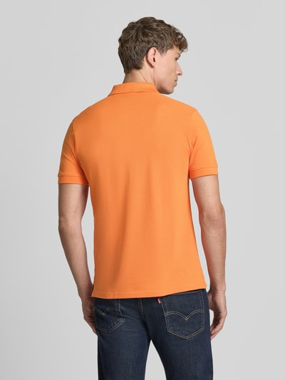 Männermodel draagt Regular Fit Poloshirt mit Stitching van Christian Berg Men van puur katoen met knoopsluiting, ruglengte maat M 64 cm, ganzkörperansicht rückansicht.