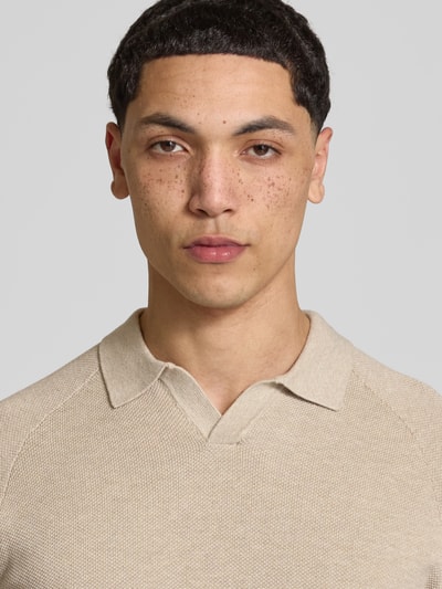 Männermodel trägt Regular Fit Poloshirt mit Strukturmuster Modell 'HILL' von Jack & Jones, Reine Baumwolle, V-Ausschnitt, Nahaufnahme Oberkörper.