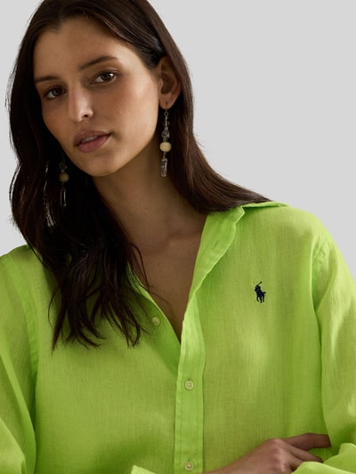 Vrouwenmodel draagt 'Hemdbluse aus reinem Leinen' van Polo Ralph Lauren in felgroen, losse pasvorm, knoopsluiting, close-up bovenlichaam.