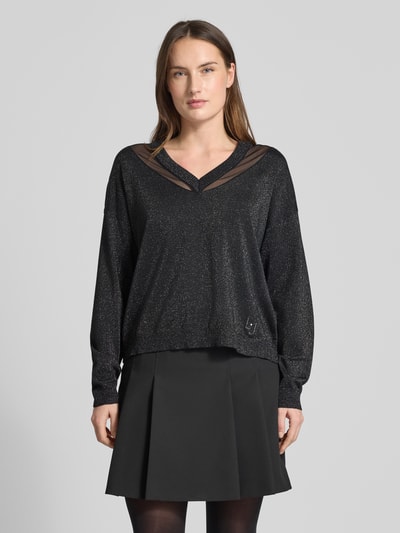 Kobiece modelka nosi Relaxed Fit Pullover aus Viskose-Mix in Strick-Optik od LIU JO SPORT, czarny, półprzezroczyste partie, długi rękaw, dekolt V, elastyczne wykończenia, widok całej sylwetki z przodu.