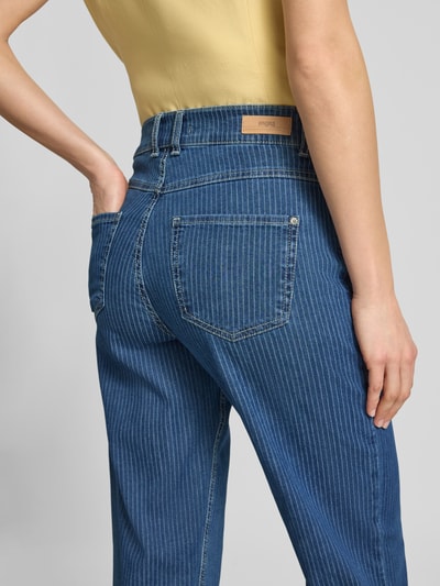 Frauenmodel trägt Jeans mit Gesäßtaschen Modell 'Lara' von Angels aus blauem Baumwoll-Mix mit Stretch-Anteil, feine Streifen, Nahaufnahme Rückansicht, Damen Jeans, Straight Fit, Bundweite 39 cm, Innenbeinlänge 80 cm, Größe 36/30