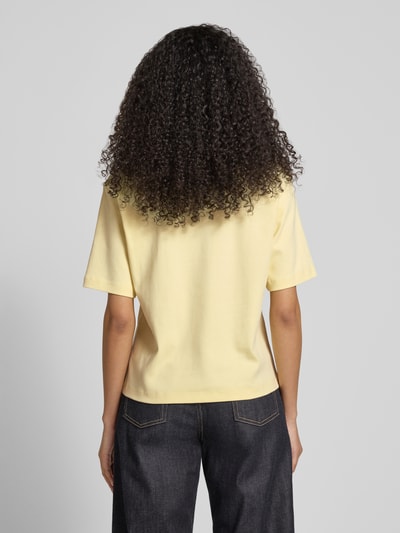 Frauenmodel trägt T-Shirt in halbärmligem Design von JAKE*S STUDIO WOMAN aus reiner Baumwolle, locker geschnitten, Ganzkörperansicht Rückansicht.