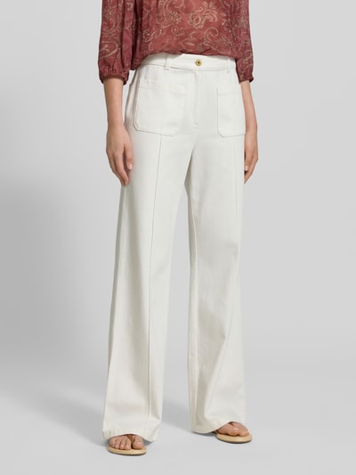 Kobiece modelka nosi Jeans mit Längsnähten und aufgesetzten Taschen von Jake*s Collection, mieszanka bawełny i lyocellu, spodnie z szerokimi nogawkami, szwy pionowe, nakładane kieszenie, szerokość w rozmiarze 38: 39 cm, długość wewnętrzna nogawki w rozmiarze 38: 80 cm, jasny kolor, faktura gładka, pełny widok z przodu.