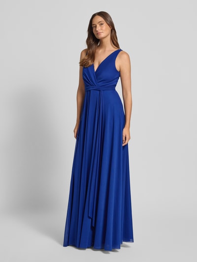 Vrouwenmodel draagt Abendkleid met V-Ausschnitt en rückseitigem Reißverschluss van TROYDEN COLLECTION, blauw, taillierter maxi-jurk, Ganzkörperansicht van voren. Ruglengte maat 36: 140 cm, borstwijdte: 34 cm, wikkellook.