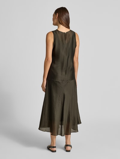 Frauenmodel trägt Midikleid mit Leinen-Anteil Modell 'Welsa' von OPUS in Olivgrün, Lyocell-Mix, gerader Schnitt, Rückansicht, Ganzkörperansicht.
