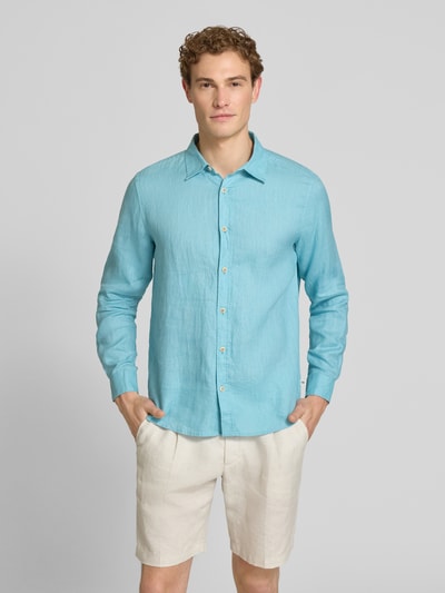 Männermodel trägt Regular Fit Freizeithemd aus reinem Leinen von s.Oliver RED LABEL in Hellblau, unifarben, Ganzkörperansicht von vorne.