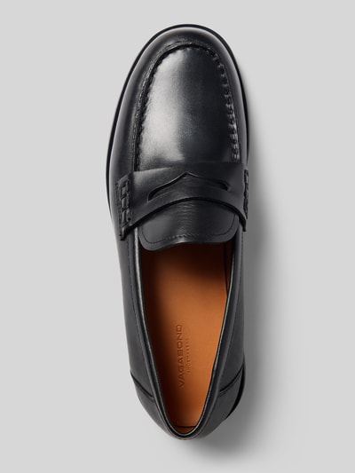 Produktfoto, schwarzer Loafer aus echtem Rindsleder Modell 'LINN' von Vagabond mit glatter Ledertextur auf hellgrauem Hintergrund, Damen Loafer von Vagabond