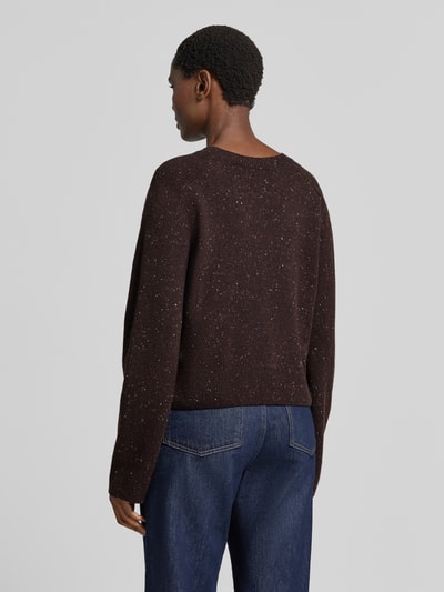 Frauenmodel trägt Wollpullover aus Schurwoll-Mix von Lanius in Dunkelbraun mit farbigen Sprenkeln und lockerer Passform, Ganzkörperansicht Rückansicht. Rückenlänge 49 cm, Ärmellänge 65 cm, Rundhalsausschnitt, gerippte Abschlüsse, Schurwoll-Baumwoll-Mix.