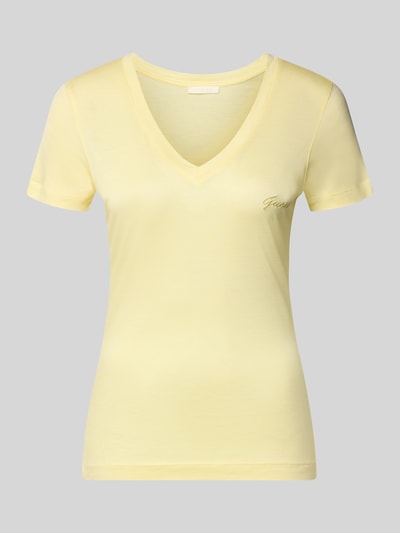Produktfoto, Slim Fit T-Shirt aus reinem Lyocell von Guess in zartem Gelb, V-Ausschnitt, Logo-Stitching, glatte Textur, Damen T-Shirt