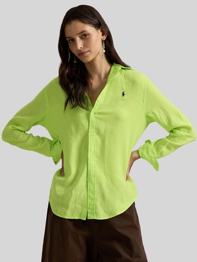 Vrouwenmodel draagt 'Hemdbluse aus reinem Leinen' van Polo Ralph Lauren, los vallend, limegroen, knoopsluiting, label-stitching, voorkant bovenlichaam close-up.