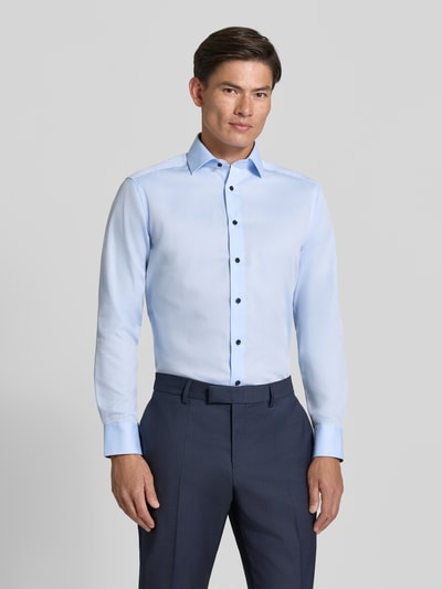 Männermodel trägt lichtblauw modern fit zakelijk overhemd uit katoen Modern Fit Businesshemd aus reiner Baumwolle van OLYMP, Heren Businesshemd van OLYMP, volledige voorkantaanzicht