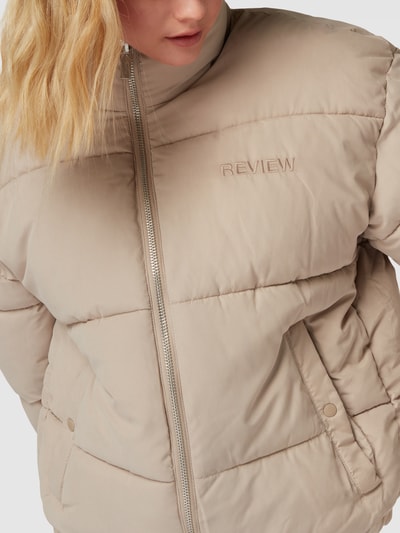 REVIEW Jacke mit Label-Stitching Stein 3