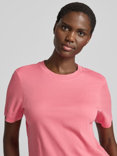 Frauenmodel trägt Regular Fit T-Shirt aus reiner Baumwolle von s.Oliver RED LABEL, rosa, glatte Oberfläche, Nahaufnahme Oberkörper