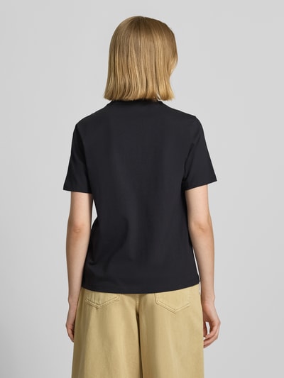Frauenmodel trägt T-Shirt mit Rundhalsausschnitt Modell 'NORA' von Vila aus schwarzem Baumwoll-Mix mit Stretch-Anteil, Straight Fit, Rückenlänge bei Größe S 58 cm, Ganzkörperansicht Rückansicht.