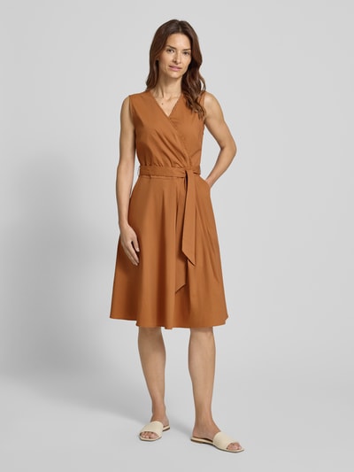 More & More Knielange wikkeljurk met V-hals Cognac - 1