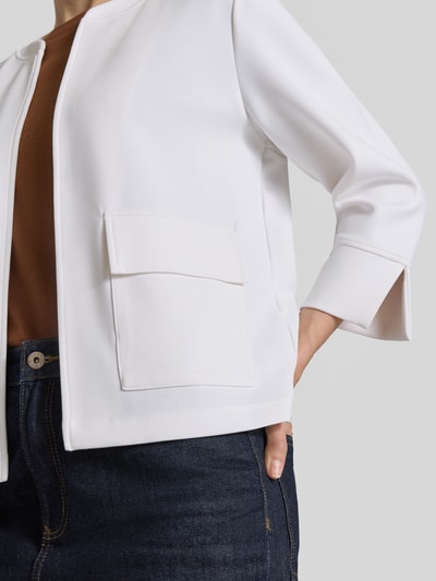 Kobieta nosi Relaxed Fit Scuba-Jacke aus Modal-Mix od s.Oliver RED LABEL, jednolity kolor, szalkowy kołnierz, 3/4 rękaw, patkowa kieszeń, materiał modal-mix, zdjęcie z przodu, zbliżenie na górną część ciała.