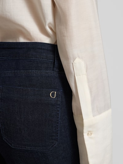 Vrouwenmodel draagt Jeans in verkorte pasvorm Model 'TESS' van Cambio, katoenmix met stretch, detailopname heup en achterzak.