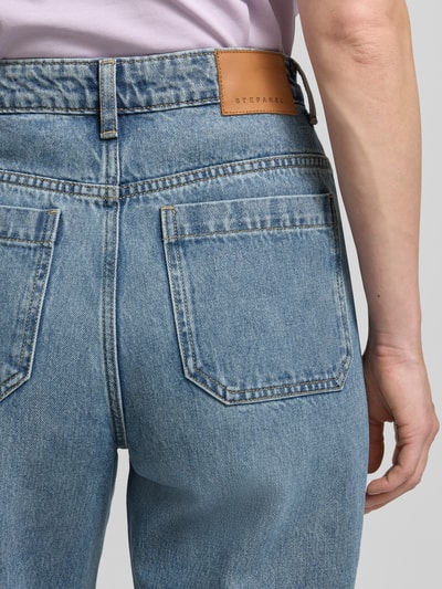 Frauenmodel trägt Baloon Jeans im 5-Pocket-Design von Stefanel aus reiner Baumwolle in Hellblau, Detailaufnahme Rückansicht.