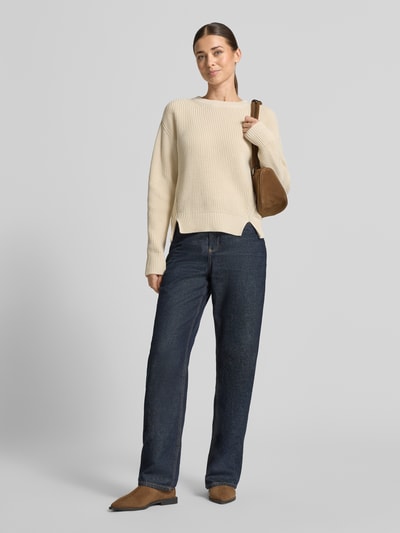 Frauenmodel trägt Slim Fit Pullover aus reiner Baumwolle von Jake*s Casual in Creme, strukturierte Oberfläche, kombiniert mit Jeans und braunen Schuhen, Ganzkörperansicht von vorne.