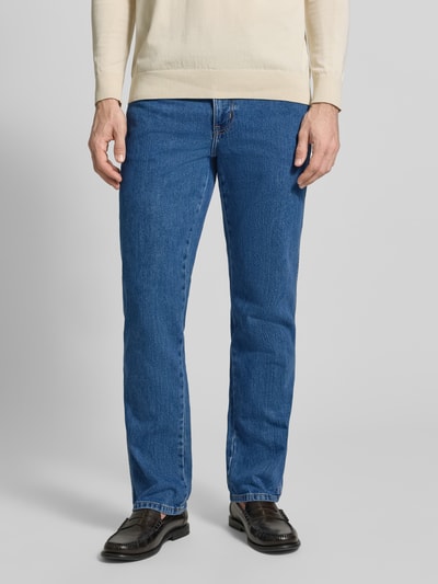 Männermodel trägt Bootcut Jeans mit Label-Detail Modell 'Texas' von Wrangler in Blau, reine Baumwolle, 5-Pocket, Nahaufnahme Oberkörper.
