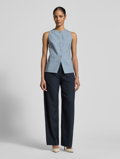 Frauenmodell trägt Slim Fit Weste aus Schurwoll-Mix Modell 'JULERAN' von BOSS, melierter Look, V-Ausschnitt, Knopfleiste, Ganzkörperansicht von vorne.