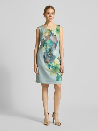 Modelka kobieca nosi Minikleid im Allover-Look mit Rundhalsausschnitt od Betty Barclay, bawełna z domieszką elastanu, krój taliowany, całopowierzchniowy wzór, okrągły dekolt, długość tyłu w rozmiarze 36: 88 cm, szerokość w rozmiarze 36: 44 cm, widok całej sylwetki z przodu