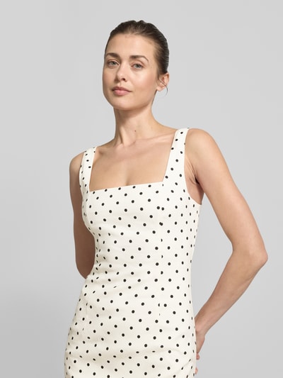 Frauenmodel trägt Cocktailkleid im Allover-Look Modell 'Jana' von Forever New, Leinen-Mix, Viskose, cremeweiß mit schwarzen Punkten, Nahaufnahme Oberkörper.
