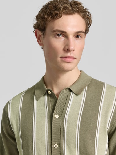Mężczyznamodel nosi Polo-Cardigan mit 1/2-Arm od Lindbergh w odcieniach zieleni, wzór w paski, bawełna, krój regular fit, zbliżenie na górną część ciała