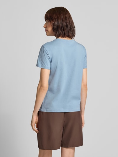 Kobiece model prezentuje Damski t-shirt z haftem i okrągłym dekoltem od Jake*s Casual z bawełny, krój regular fit, Długość tyłu w rozmiarze S: 59 cm, całkowity widok z tyłu
