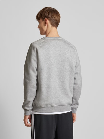 adidas Originals Sweatshirt mit Label-Stitching Modell 'ESS CREW' Hellgrau Melange 5