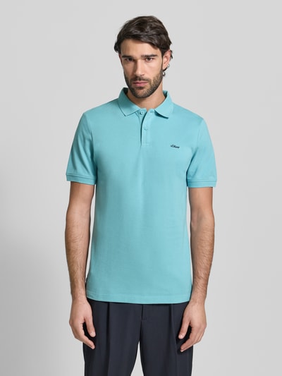 Männermodel trägt Regular Fit Poloshirt aus reiner Baumwolle von s.Oliver RED LABEL in Hellblau, Piqué-Textur, unifarben, Ganzkörperansicht von vorne.
