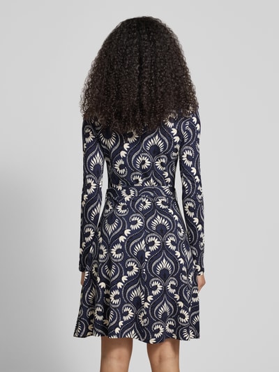Modelka kobieca nosi tailliertes Freizeitkleid aus Viskose-Mix Modell 'SAVANA' od Weekend Max Mara z nadrukiem allover, długość midi, krój taliowany, okrągły dekolt, wiązany pasek, długie rękawy, prosty dół, jersey, tylne ujęcie całej sylwetki.