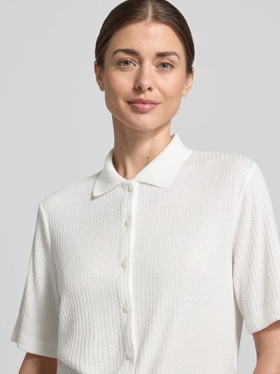 Frauenmodel trägt Regular Fit Poloshirt mit durchgehender Knopfleiste von OPUS, Viskose-Mix mit Stretch-Anteil, Nahaufnahme Oberkörper.
