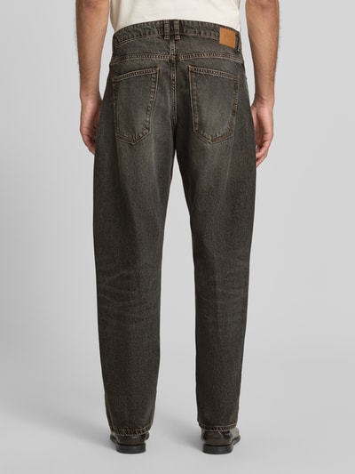 Männermodel trägt Regular Fit Jeans aus reiner Baumwolle Modell 'RAWDY' von DRYKORN in Dunkelgrau, sichtbare Nähte, Ganzkörperansicht Rückansicht, Herren Jeans, 5-Pocket, Gürtelschlaufen, Knopf- und Reißverschluss, Bundweite 43 cm, Innenbeinlänge 77 cm.