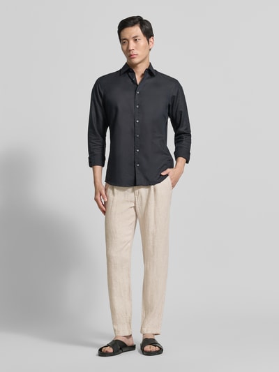 Mannenmodel draagt Tapered Fit Leinenhose mit Eingrifftaschen van MCNEAL in zuiver linnen, steekzakken, paspelzakken achter, tapered fit, bandwijdte maat M 45 cm, binnenbeenlengte maat M 76 cm, geheelvooraanzicht