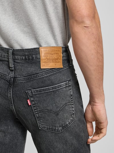 Männermodel trägt Jeans mit 5-Pocket-Design von Levi's®, Baumwoll-Elasthan-Mix, Slim Fit, dunkle Waschung, Nahaufnahme Rückansicht.