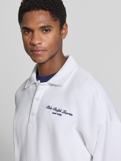 Mannelijk model draagt Relaxed Fit Sweatshirt uit katoenmix van Polo Ralph Lauren in wit, zachte textuur, Nahaufnahme Oberkörper. Heren sweatshirt.
