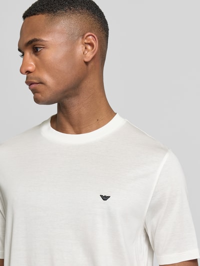 Männermodel trägt T-Shirt mit Label-Stitching von Emporio Armani im Lyocell-Baumwoll-Mix, Regular-Fit, Nahaufnahme Oberkörper.