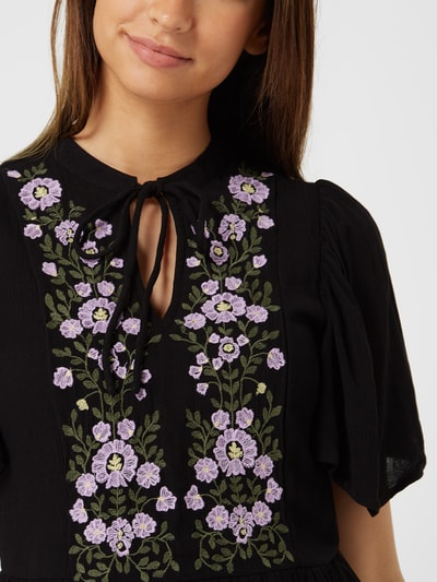 Pieces Sukienka z kwiatowymi haftami model ‘Veia’ Czarny 3