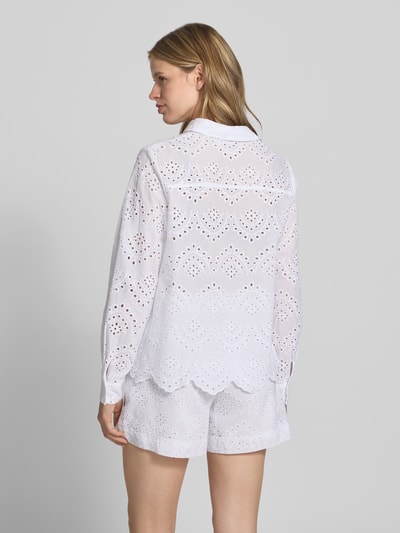 Modelka kobieca nosi Regular Fit Langarmbluse aus reiner Baumwolle Modell 'VILDE' od Pieces, biała, ażurowy wzór, cienka bawełna, widok całej sylwetki z tyłu.